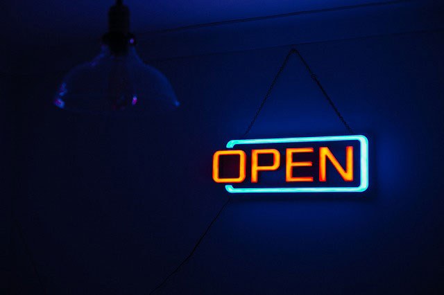 שלט ניאון מואר OPEN