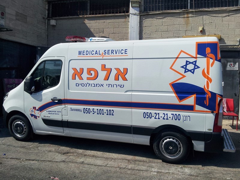 רכב מסחרי ממותג בעיטוף מלא